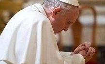 Pope Francis Praying (2)
